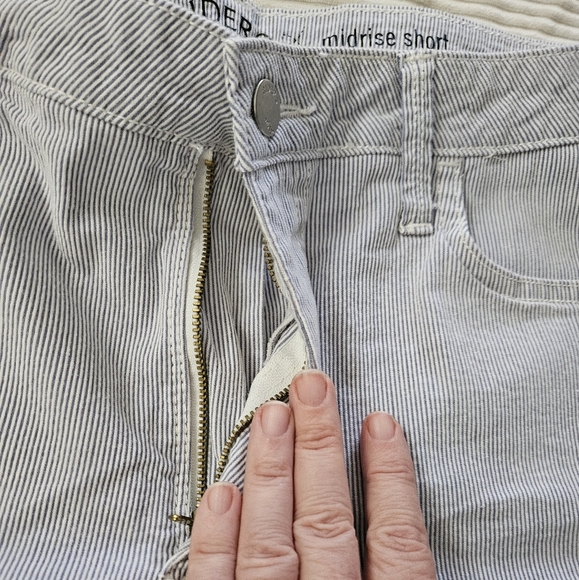 LEE Riders Womens Blue & White Pin Striped Shorts Size 16 - Picture 4 of 6